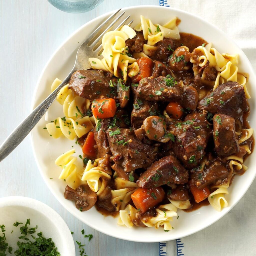 Boeuf Bourguignon com espaguete - Taste of Home
