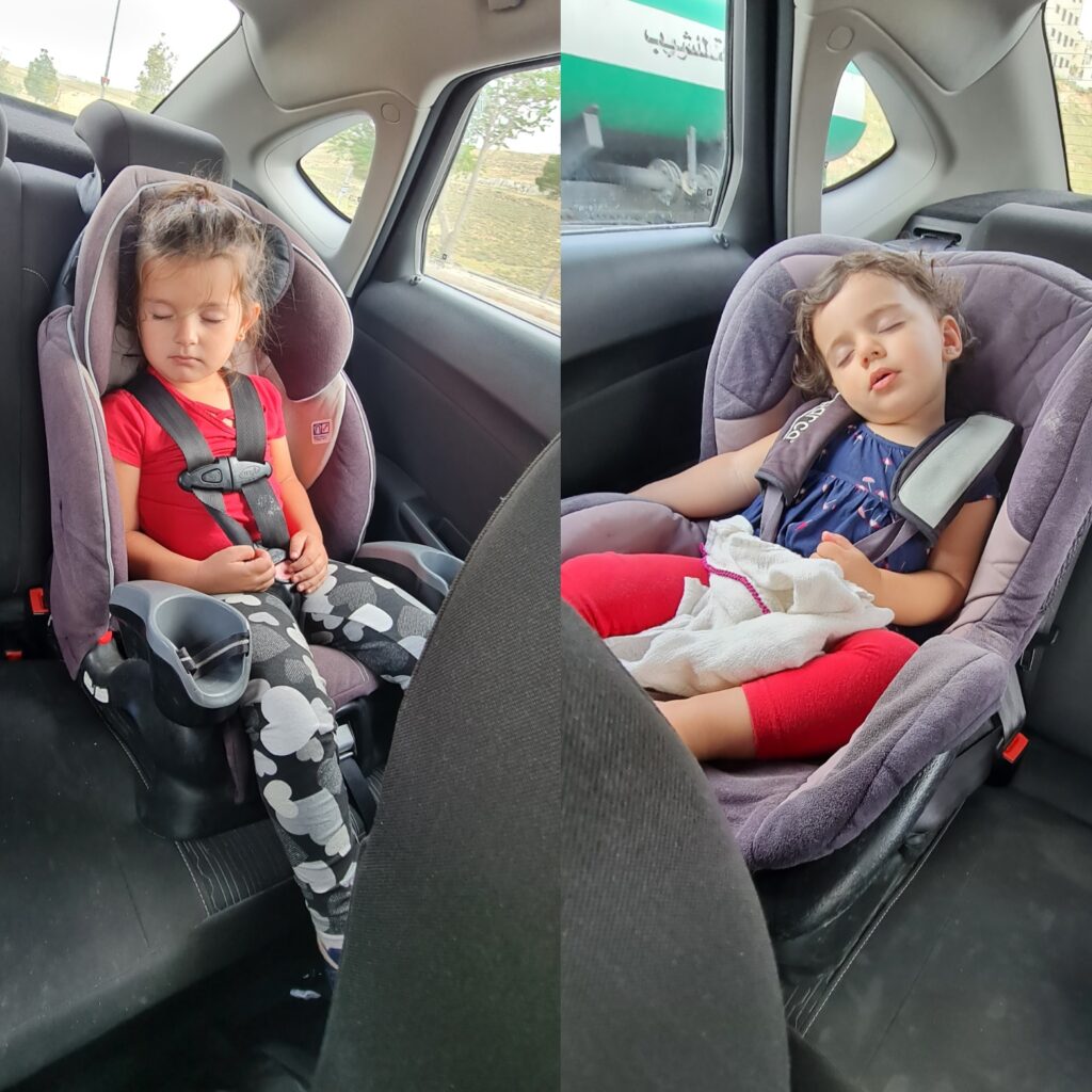 A importância de escolher bem o carro de aluguel por conta das opções de cadeirinhas e assentos para crianças.