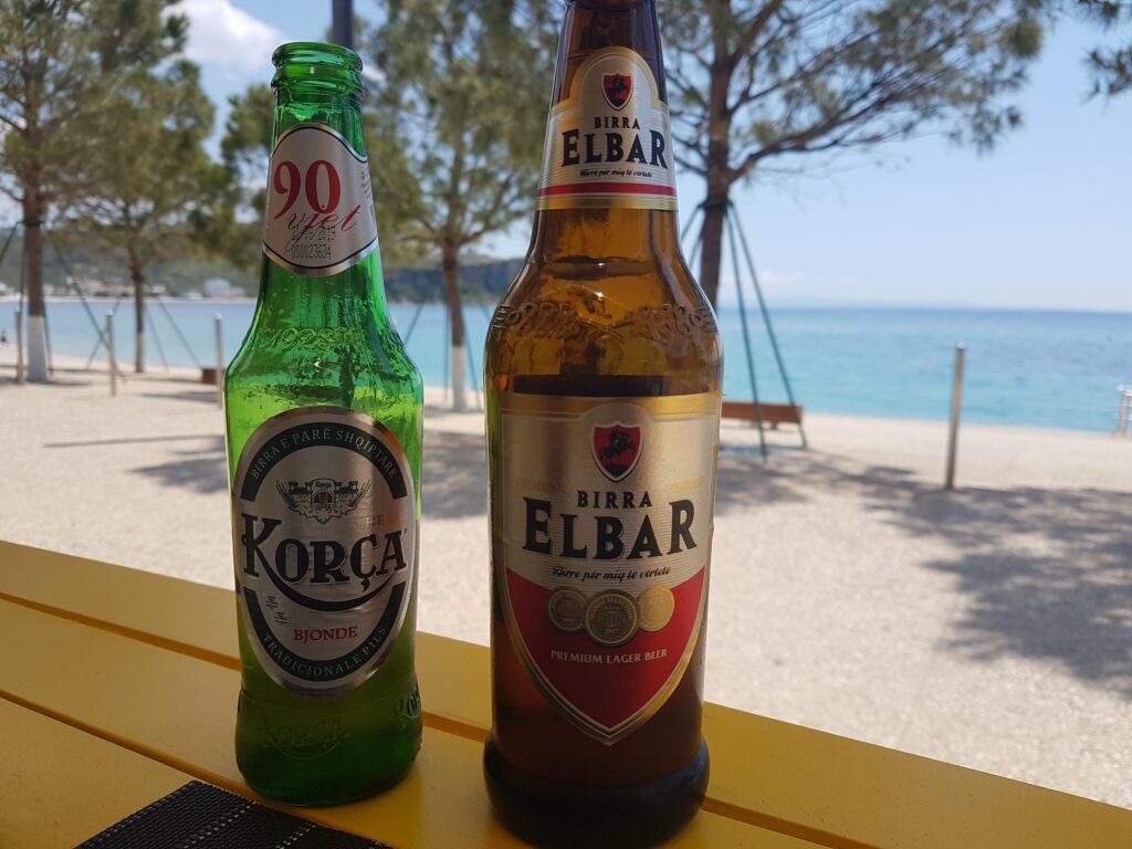 Cerveja albanesa em Himare