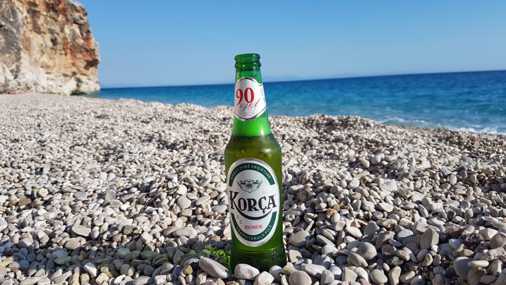 Degustando mais uma cerveja albanesa com a linda vista da Gjipe Beach