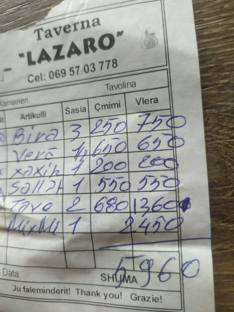 Contas de restaurantes escritas à mão na Albania - Travel Guides