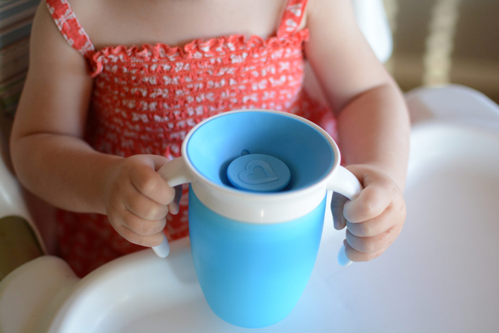 Copo 360º para bebês e crianças usarem em voos longos - Love, jenny