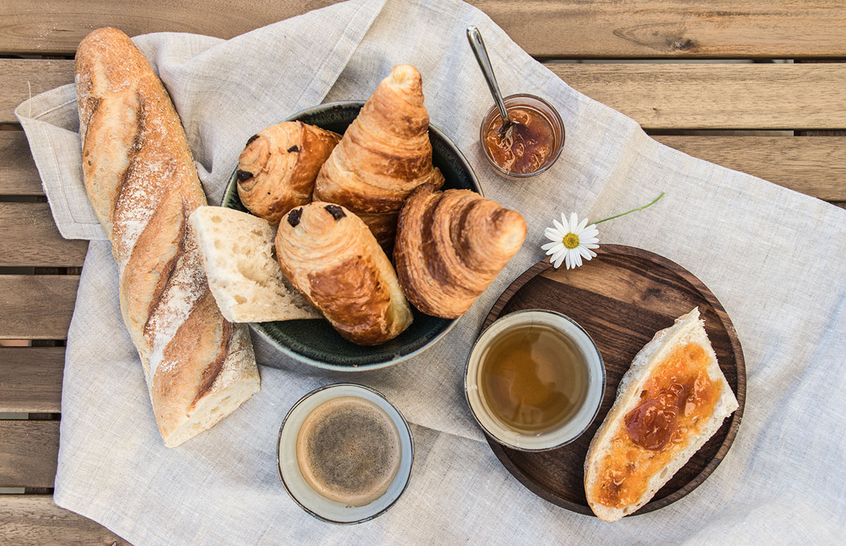 Um café da manhã com pães franceses típicos da culinária do país - The Good Food Network