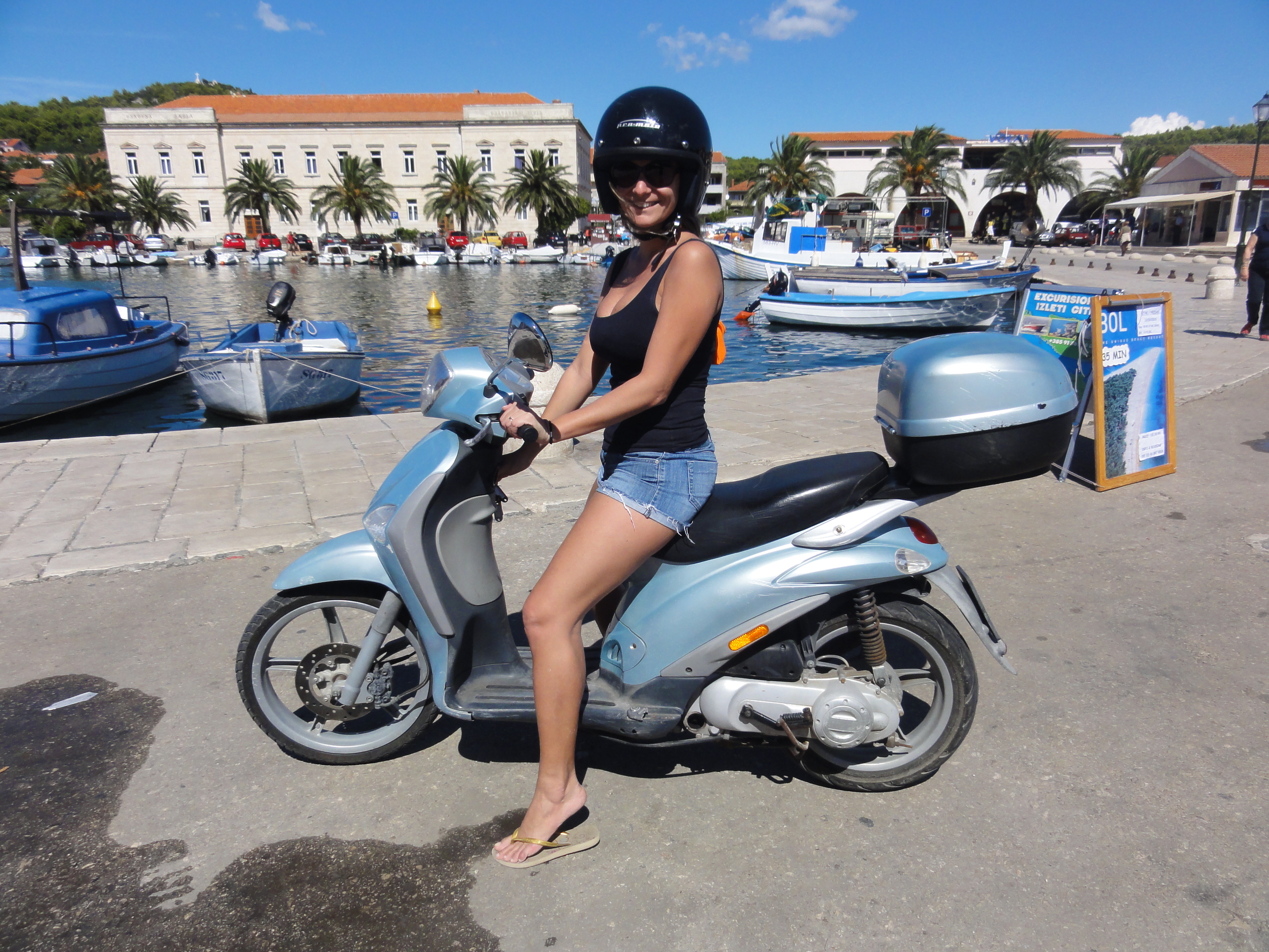 Porque não basta alugar carro, pegar trem, balsa e ônibus na Croácia: a gente também pilota pelas estradas croatas!