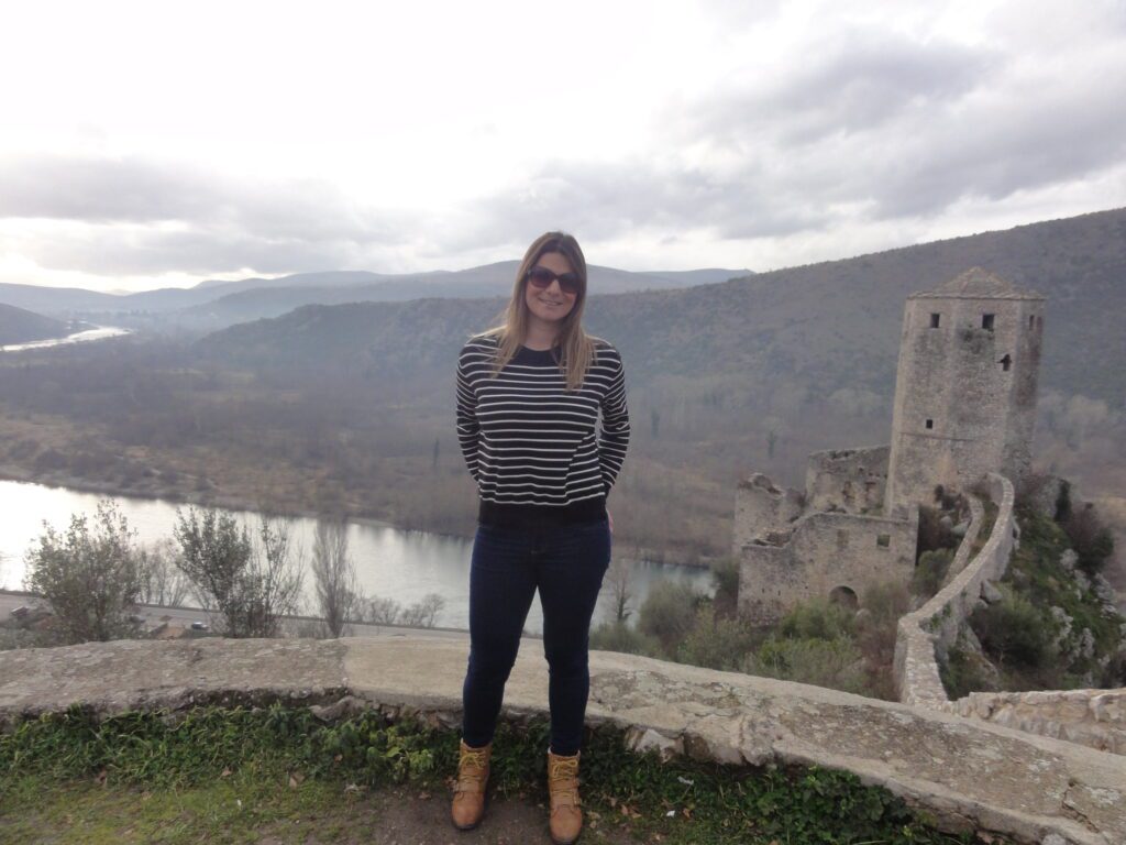 Explorando as ruínas da cidade antiga de Počitelj na Bósnia