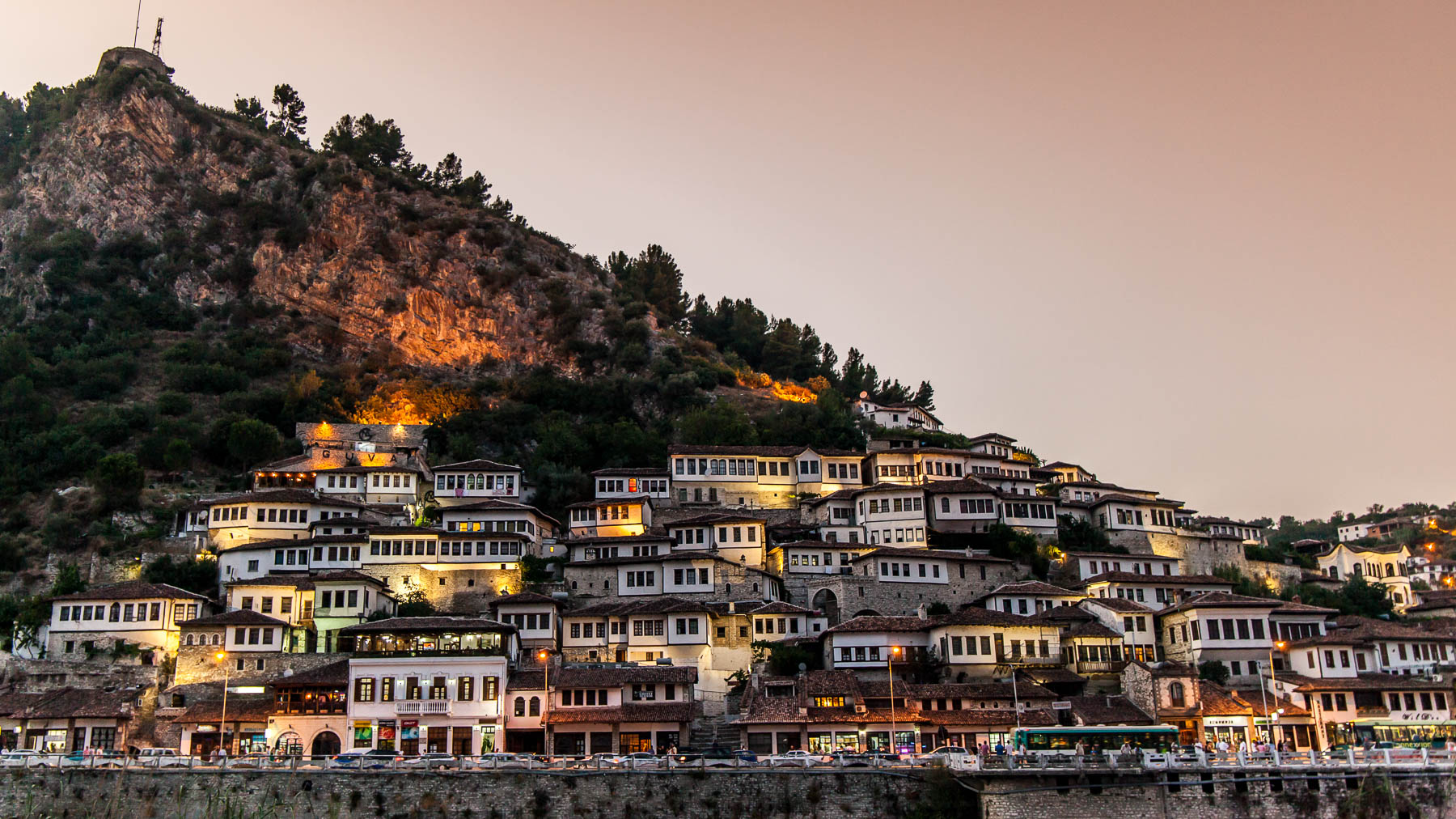 Destinos turísticos na Albânia: Berat, a cidade das mil janelas! - Dan Flying Solo