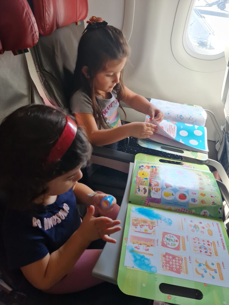 Brinquedos compactos e fáceis de guardar para entreter crianças durante voos longos