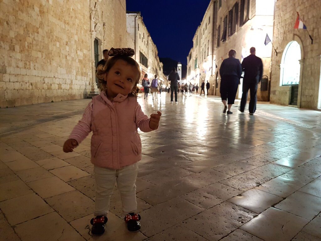 Uma jovem padawan caminhando pela ruas de Canto Bight, digo, Porto Real, digo: Dubrovnik!