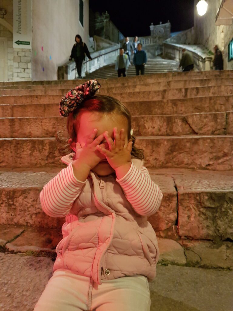 Pode parecer vergonha, mas era só a coreografia dela pra "Meu Pintinho Amarelinho"....