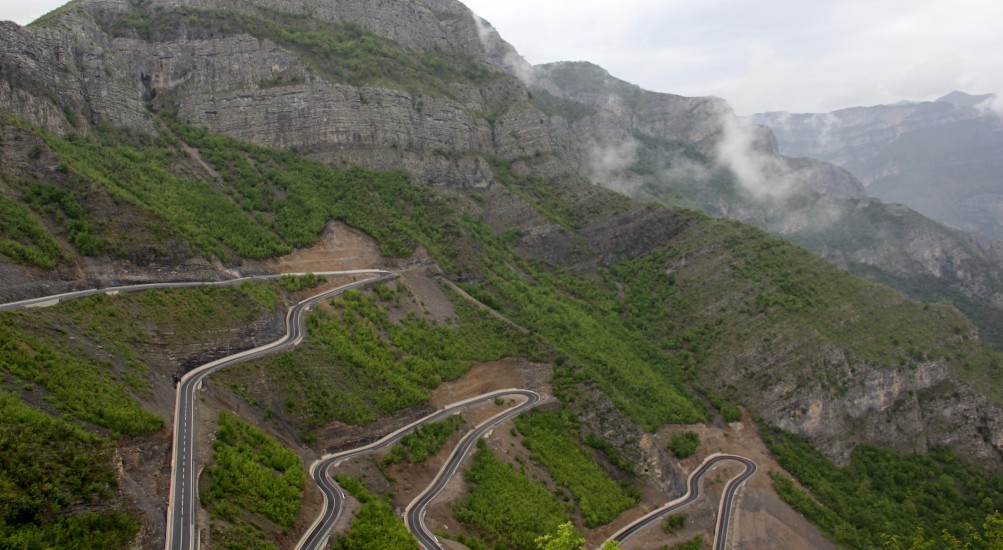 Estradas sinuosas na Albânia - Lisa Nordlind