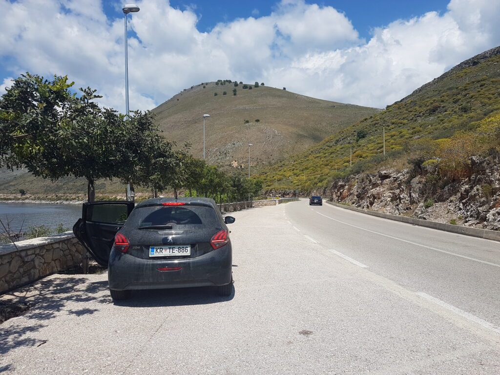 Exemplo de uma estrada "pequena" que utilizamos com frequência na Albânia. Nesse caso, ela margeava toda a Riviera Albanesa.