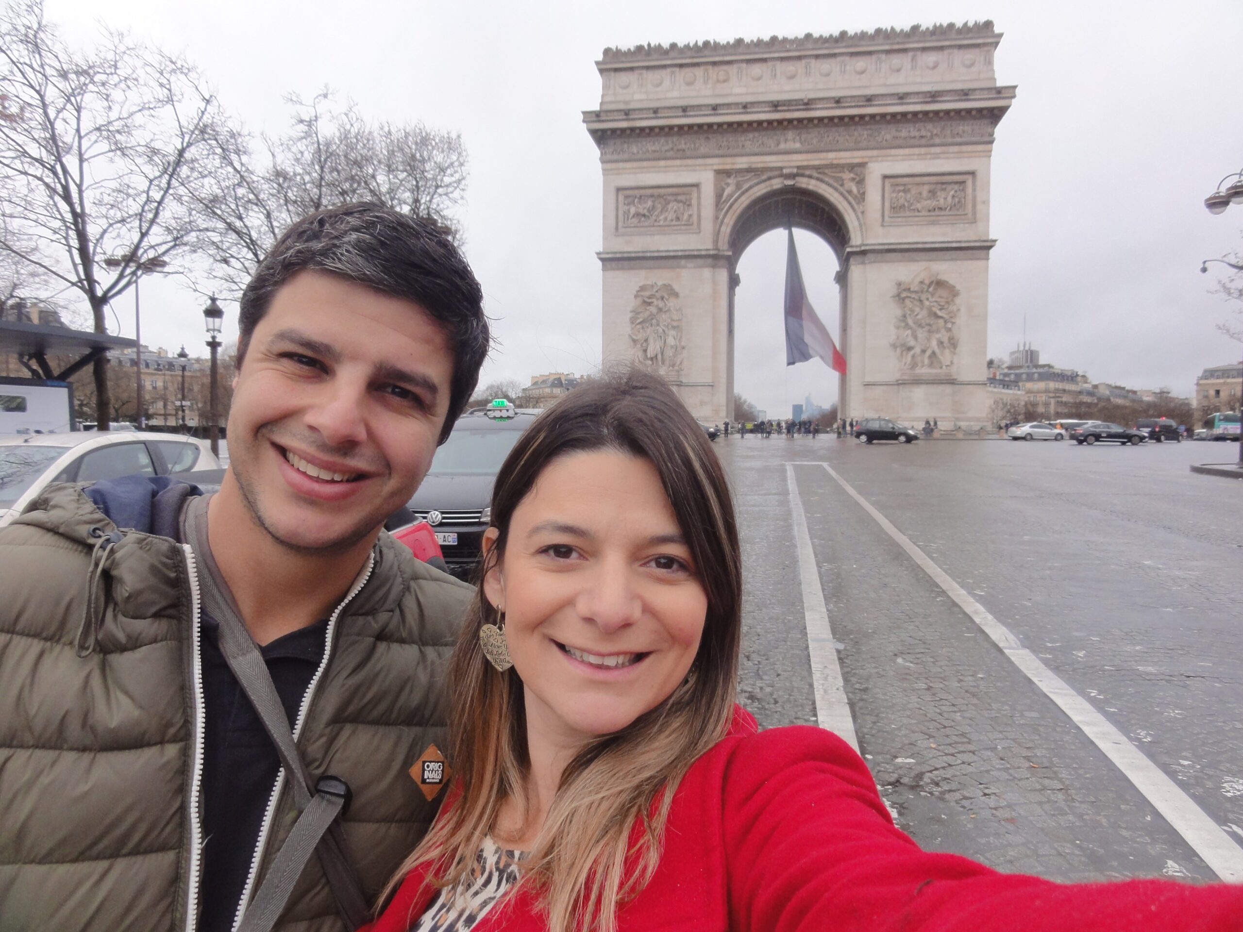 Todo o charme e o glamour da atmosfera francesa na Champs Élysées em Paris