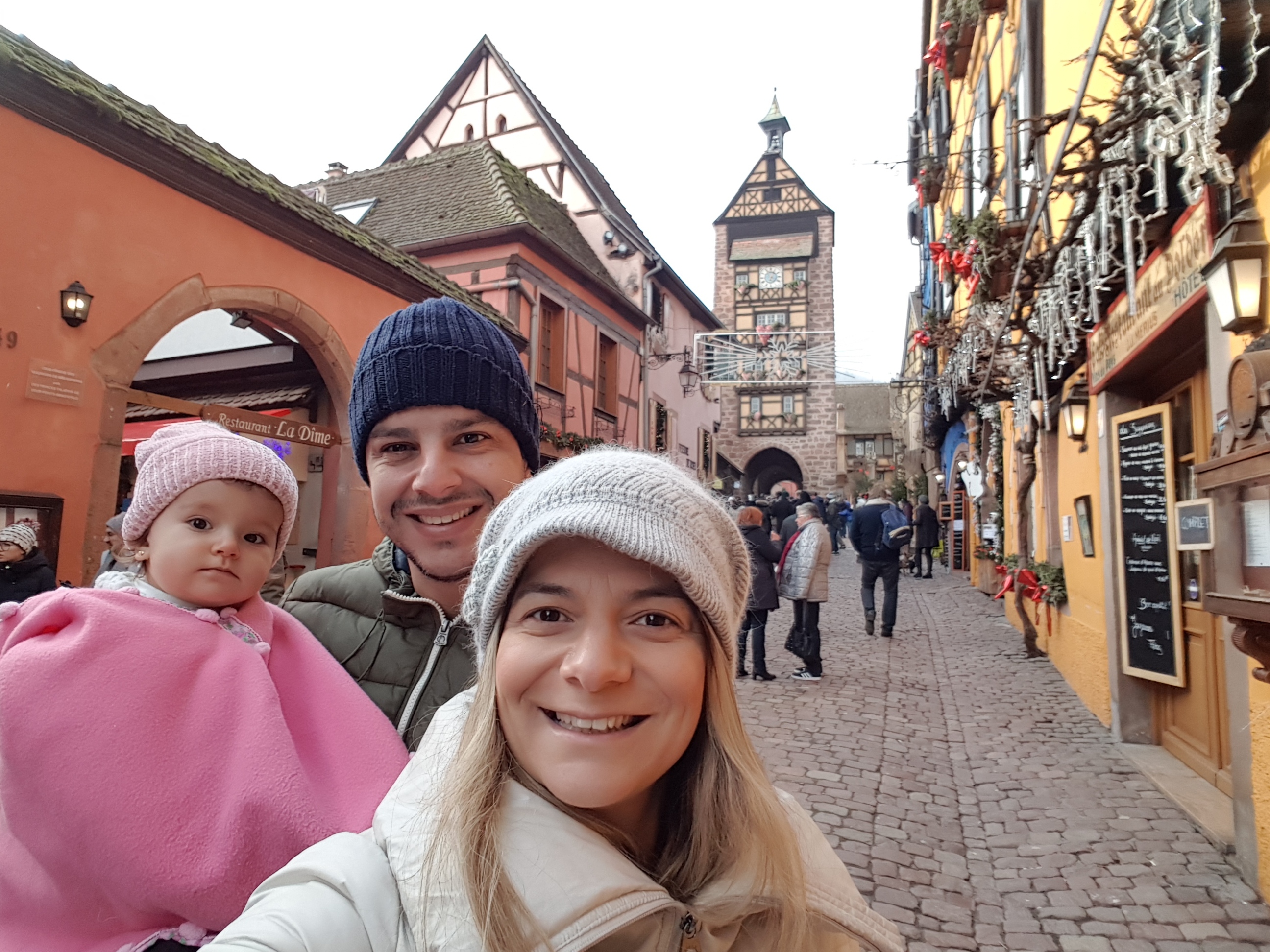 Família mochileira apaixonada pelo vilarejo Riquewihr na região da Alsácia