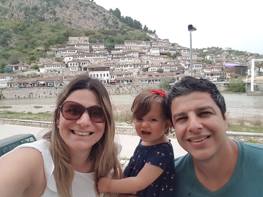 Família mochileira explorando os quatro cantos da Albânia de carro