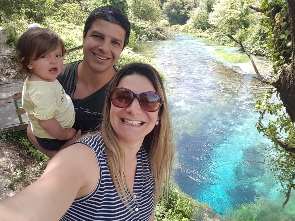 Uma família muito feliz e realizada depois de conhecer essa joia albanesa chamada "Olho Azul"...e que azul!