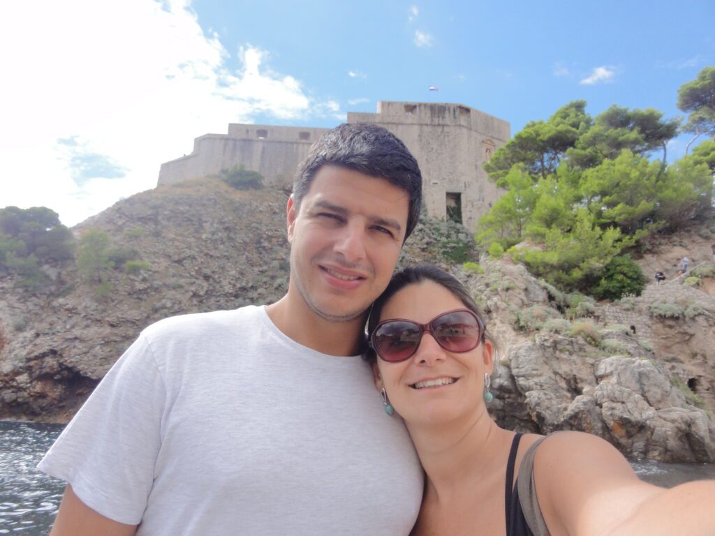 Aos pés da Fortaleza Vermelha, quer dizer: Forte Lovrijenac