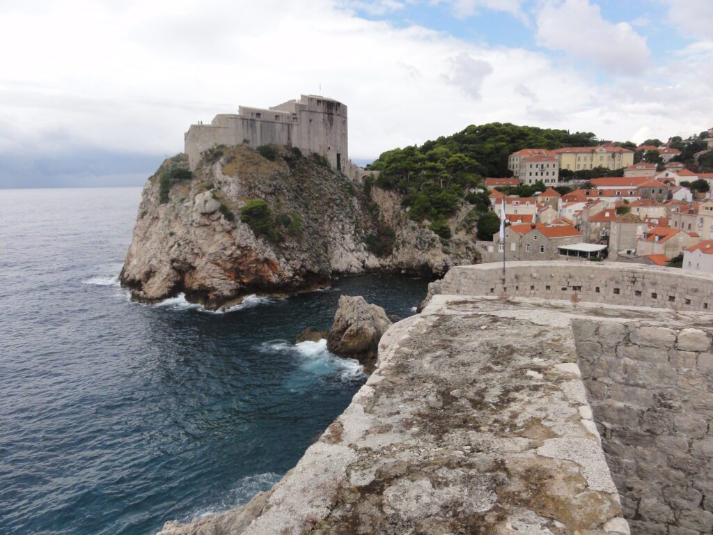 Vista do Forte Lovrijenac do alto das muralhas
