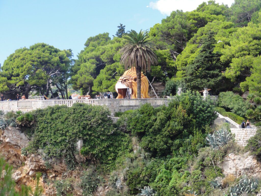 Meu flagra do cenário do casamento roxo sendo montado ao vivo no Gradac Park em Dubrovnik