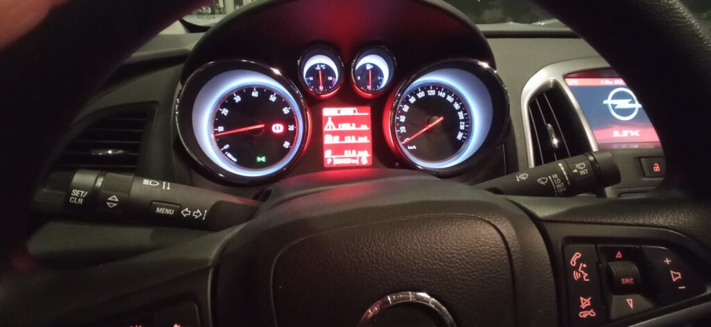 Sem esquecer de checar o funcionamento do carro ANTES de sair.