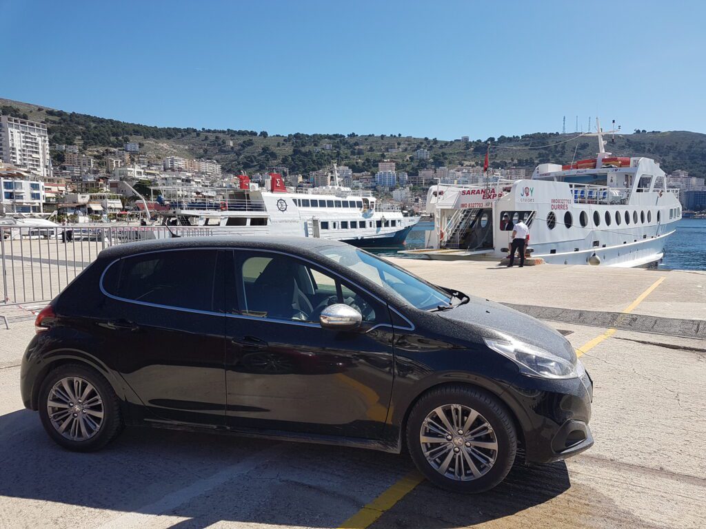 Nosso carrinho nos Balcãs pronto pra embarcar no ferry da Albânia pra Grécia