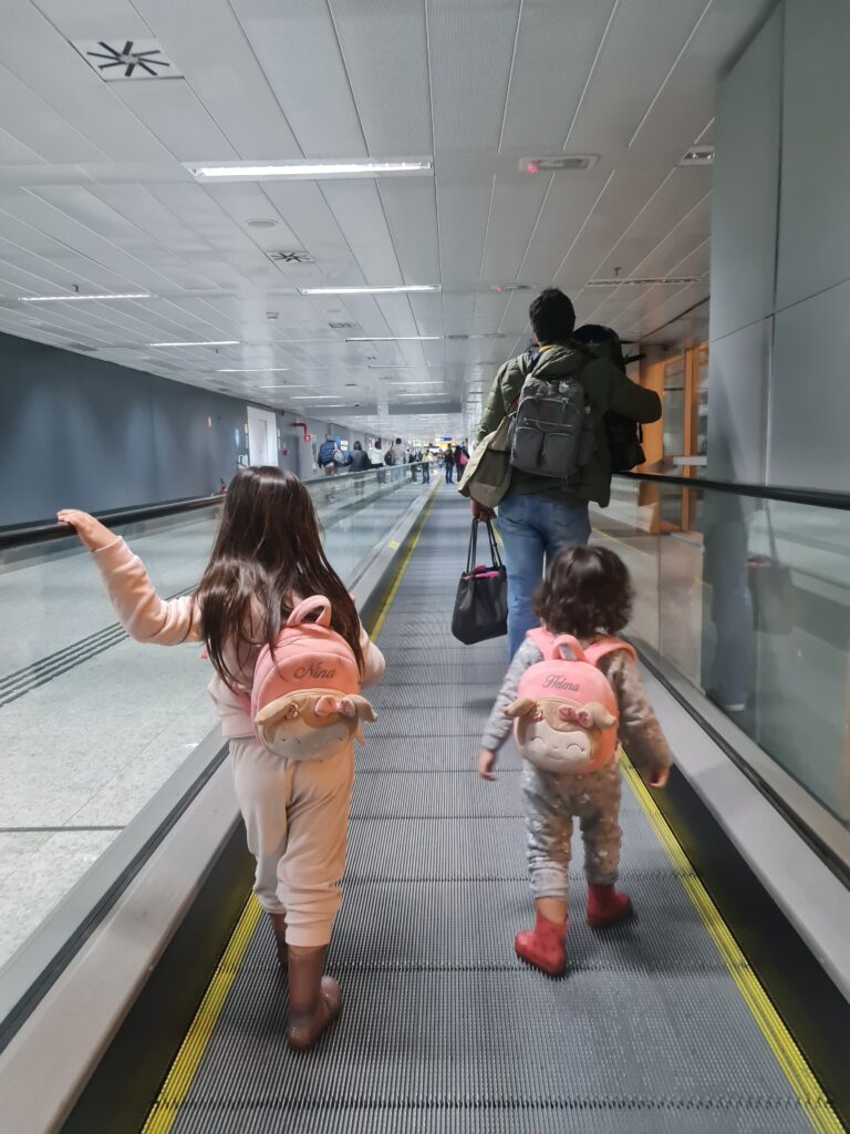 Mochileirinhas encarando todas as aventuras que a mamãe e o papai planejam pra elas, pq elas sabem que será só alegria!
