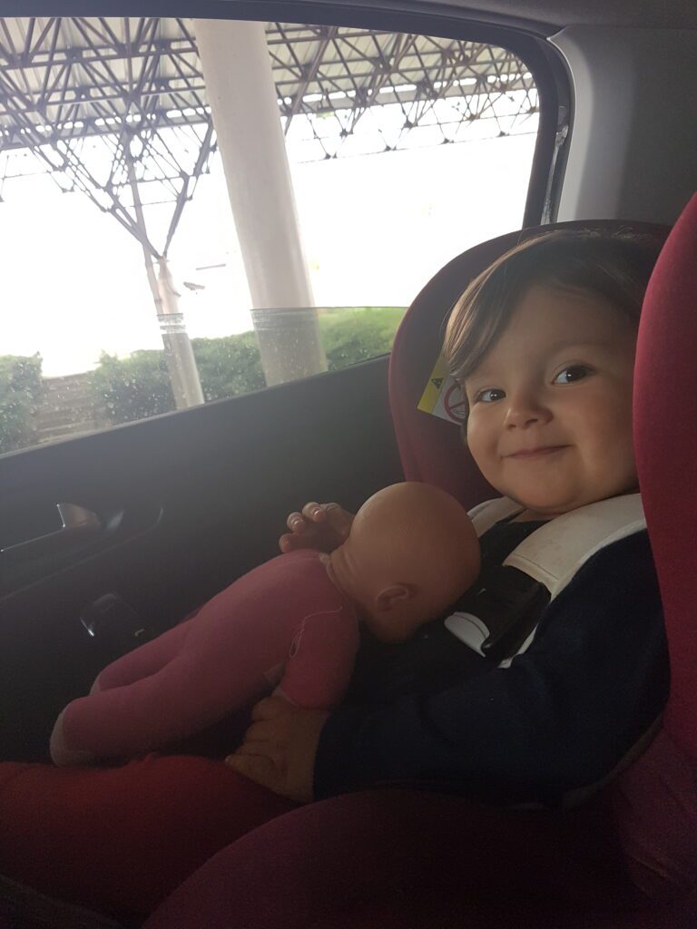 Nina mochileirinha com apenas 1 ano atravessando a fronteira da Albânia de carro