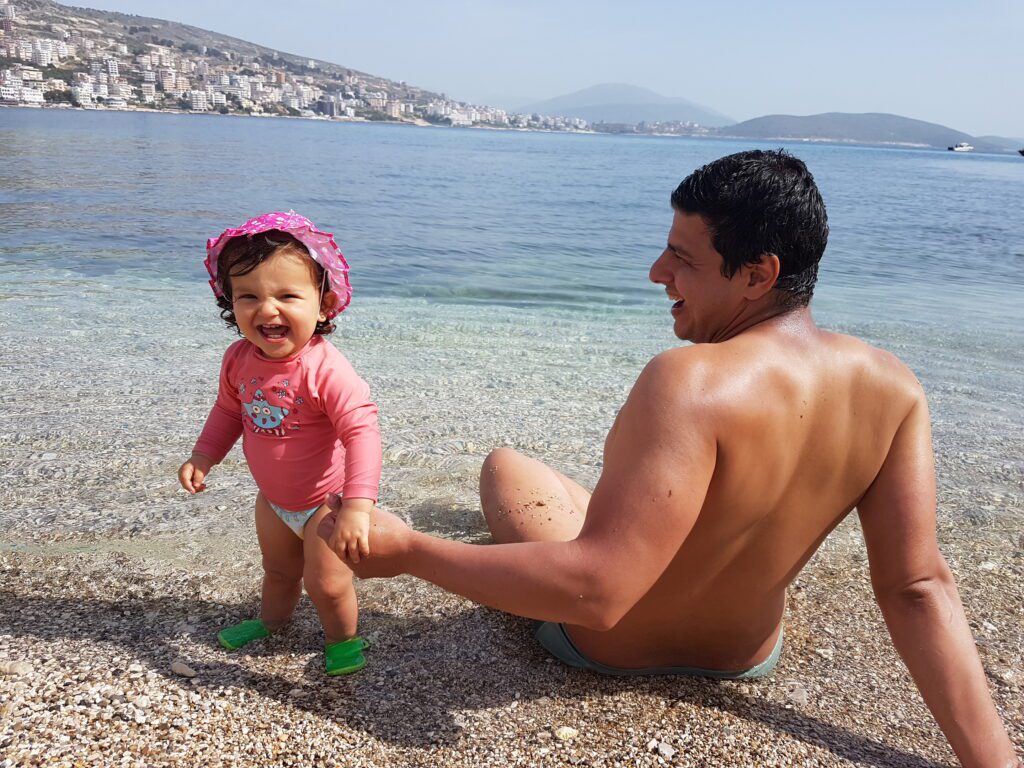 Mochileirinha curtindo a praia em Saranda na Albânia