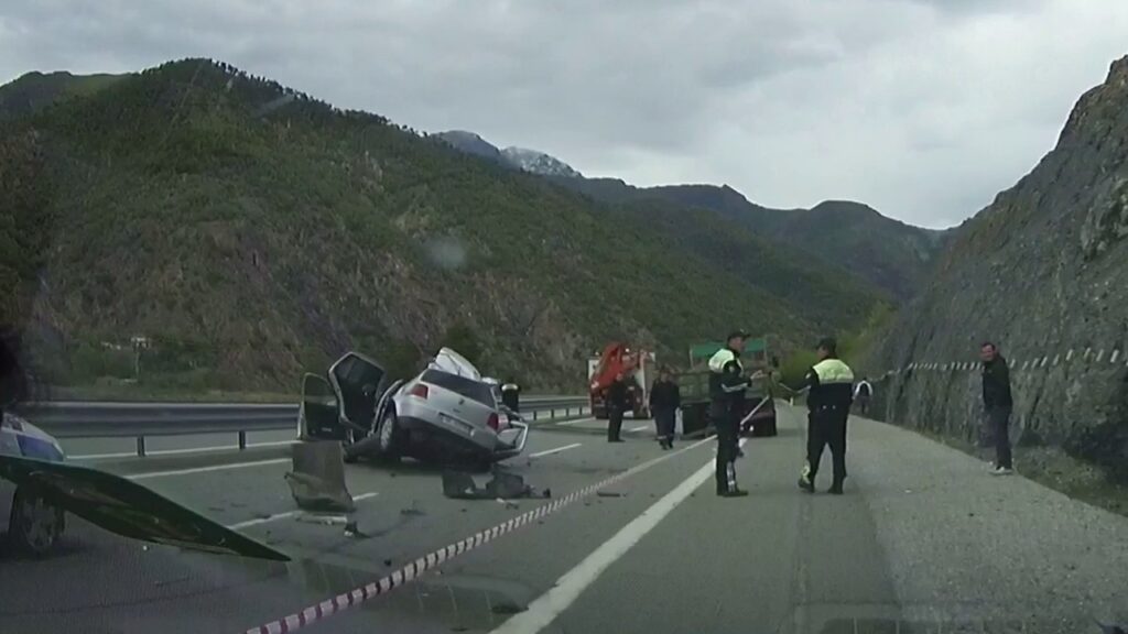 Motoristas albaneses dirigem mal - YouTube