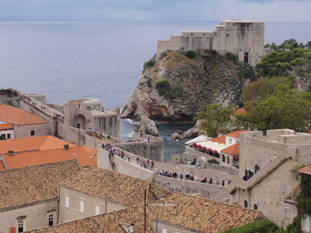 A primeira visão das Muralhas de Dubrovnik a gente NUNCA esquece!