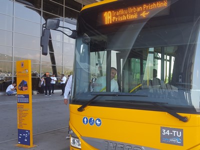 Ônibus 1A que liga aeroporto do Kosovo a Pristina - Kosovo Info