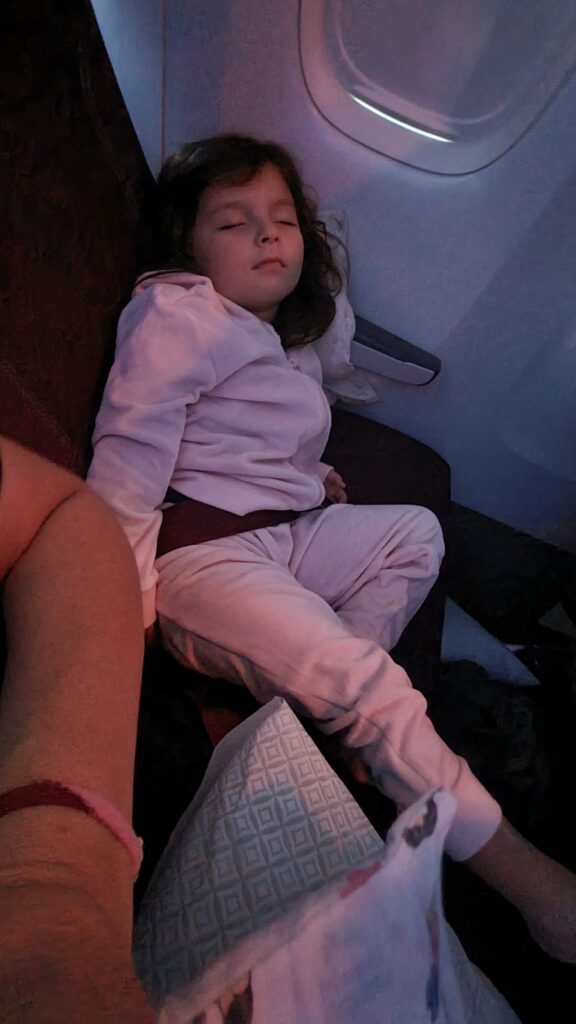 Roupas confortáveis e quentinhas para crianças durante voos longos