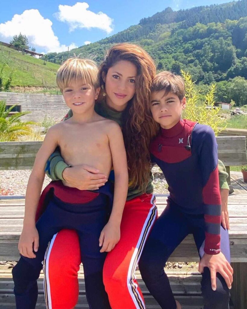 Shakira e seus filhos viajando - People
