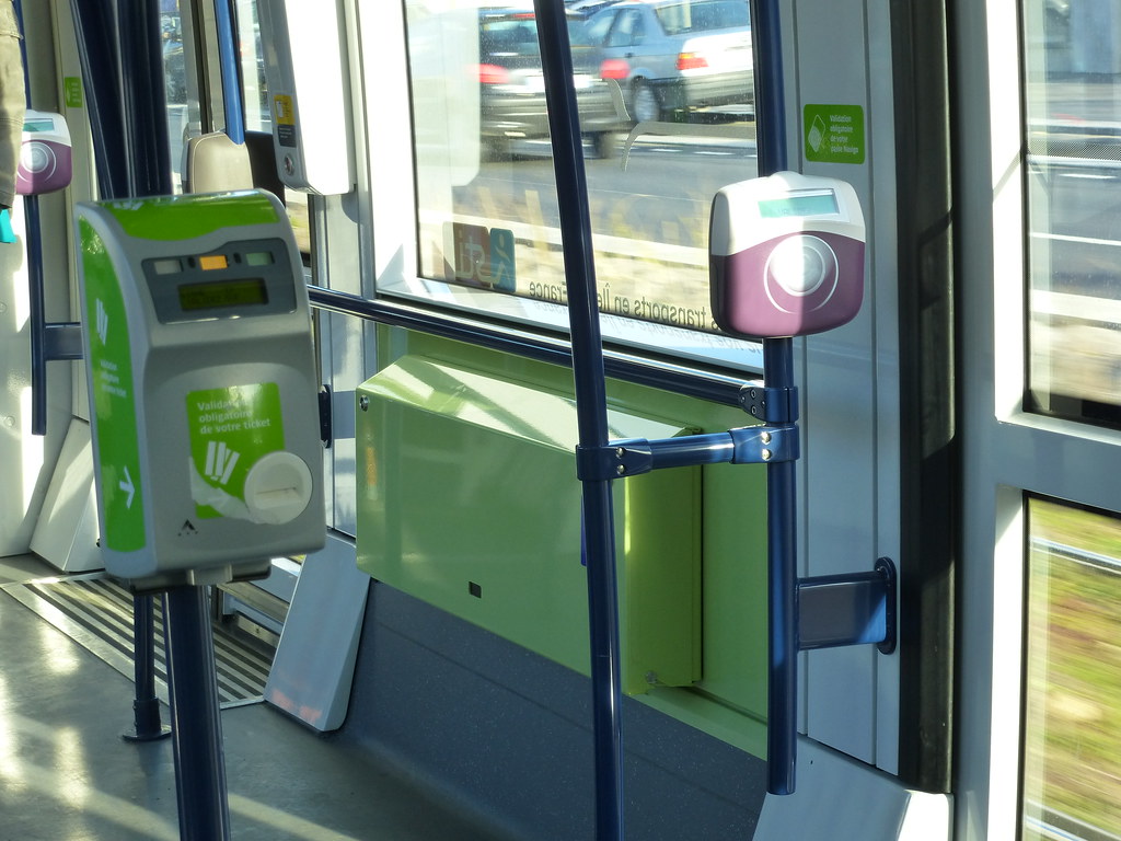 Transporte na França - Bondes - Validação do ticket - Flickr