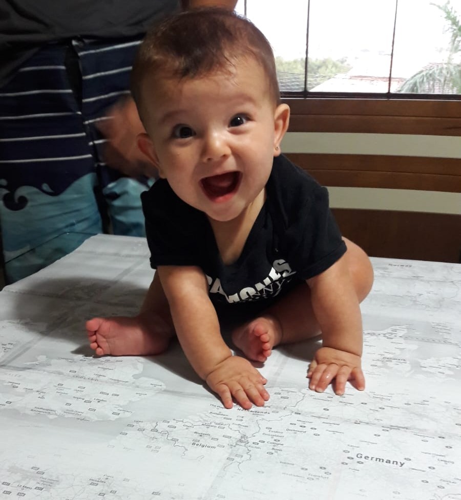 Nina, ainda uma bebê mochileirinha (8 meses), me ajudando a planejar nossas viagens
