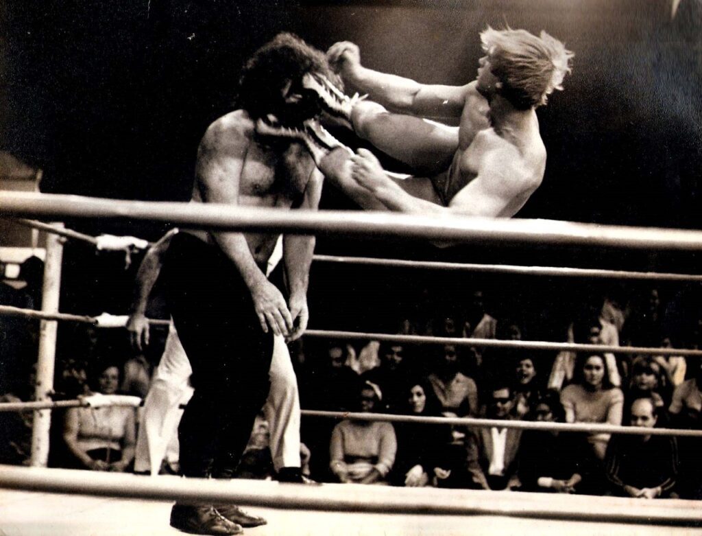 Ted Boy Marino e seu icônico golpe: a tesoura voadora - Imagens cedidas pela produção do documentário sobre Ted Boy Marino