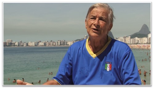 Ted Boy Marino em seu cantinho favorito no mundo: a praia do Leme, no Rio de Janeiro - Imagens cedidas pela produção do documentário sobre Ted Boy Marino