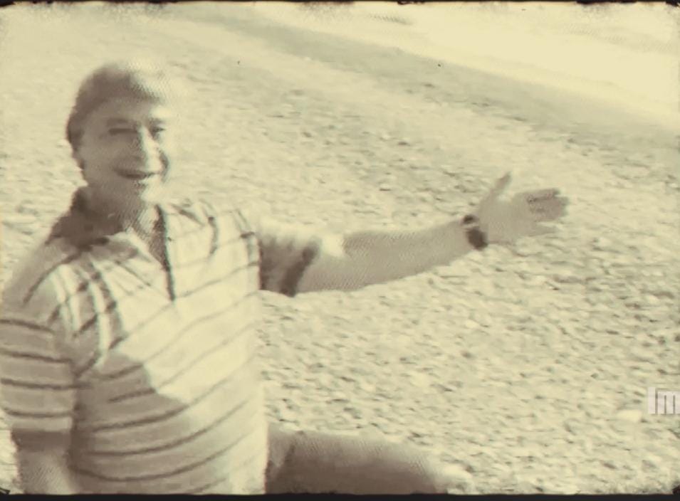 Ted Boy Marino nas areias de Fuscaldo nos anos 1990 - Imagens cedidas pela produção do documentário sobre Ted Boy Marino