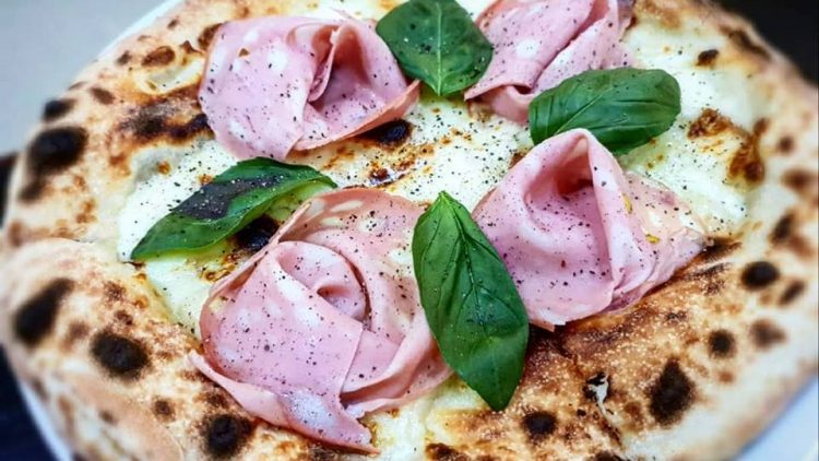 Pizza albanesa - Into Albania