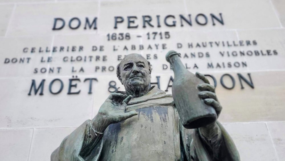 Estátua de Dom Perignon que inventou o champagne - Uncork Champagne Tours