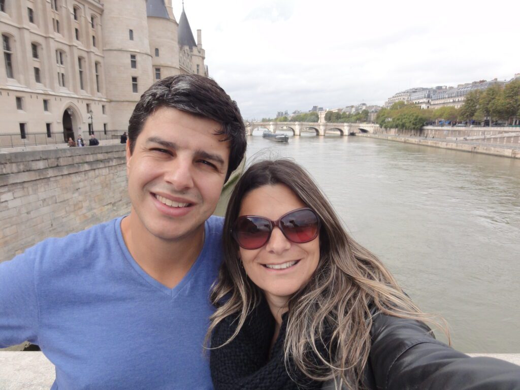 Família explorando os bairros de Paris França