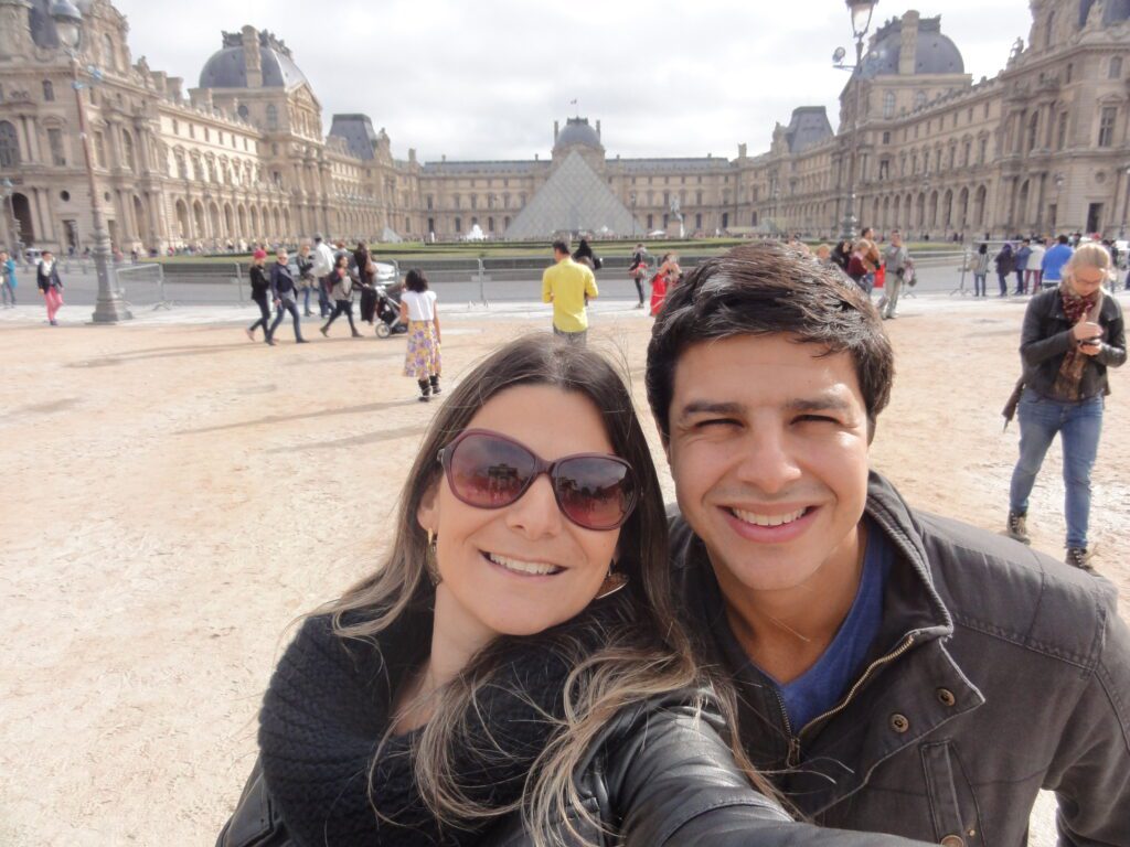 Família aproveitando os passes turísticos de Paris