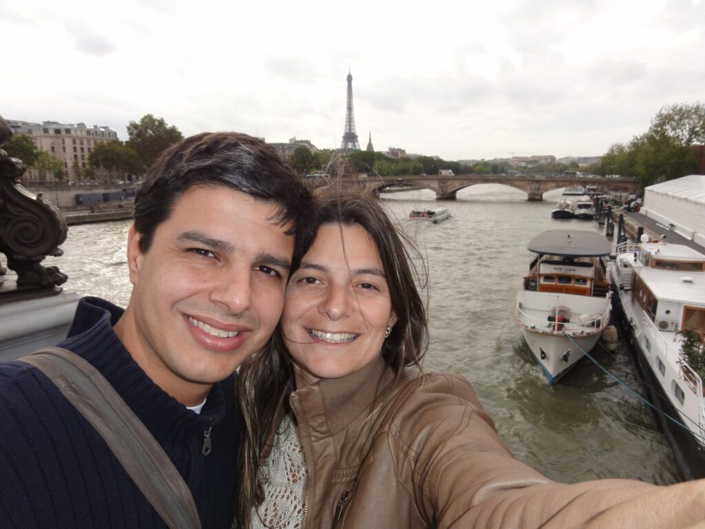 Família no Rio Sena em Paris na França