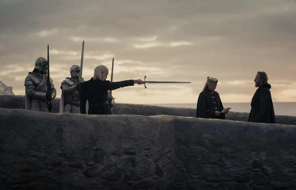 Daemon Targaryen confrontando Otto Hightower na entrada de Pedra do Dragão - HBO