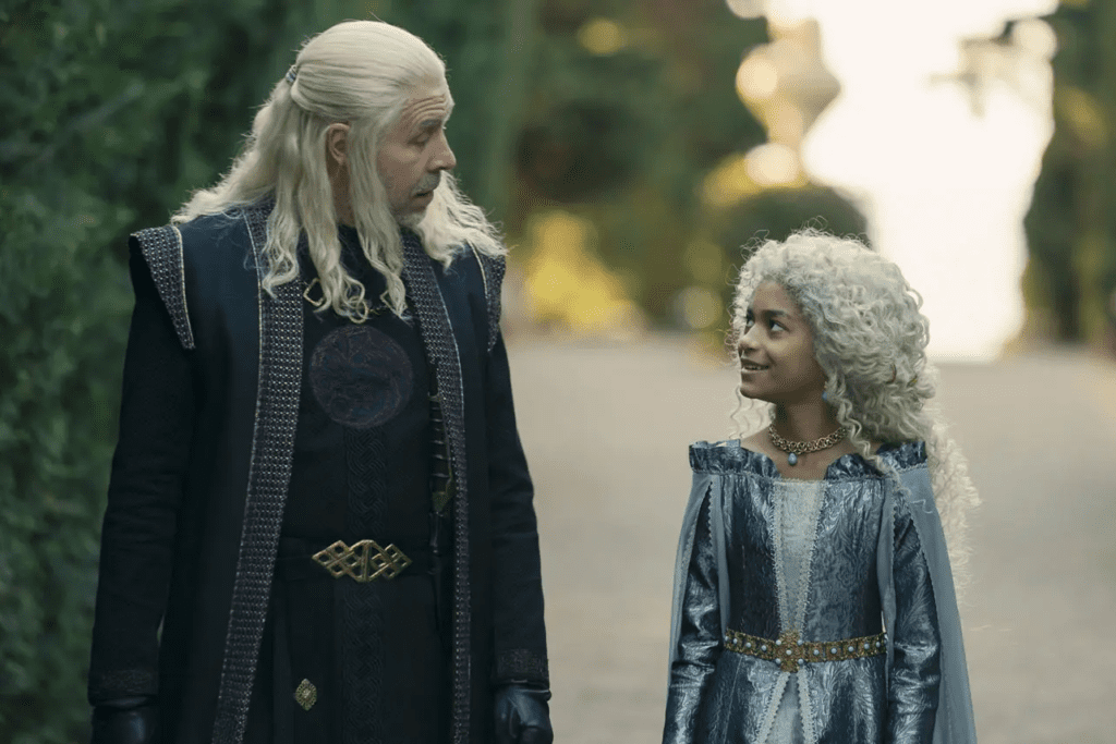 Rei Viserys Targaryen conversando com Laena Velaryon - HBO
