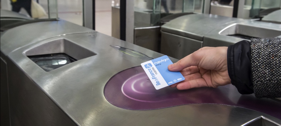 Validação dos tickets de cartão no transporte publico em Paris - Bonjour RATP