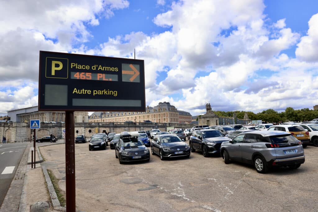 Estacionamento de carros em Versalhes - Fonte: Bodega de vinos - Cellers La Vinya