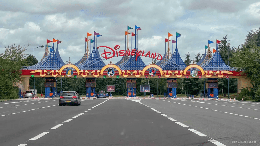 Estacionamento de carros na Disneyland Paris - AirMagique