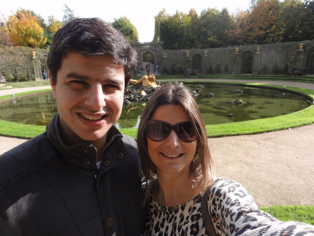 Família nos jardins de Versalhes