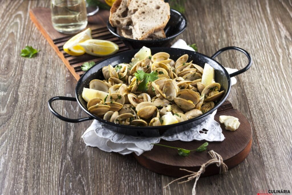 Entrada culinária portuguesa Ameijoas a bulhao pato - Teleculinária