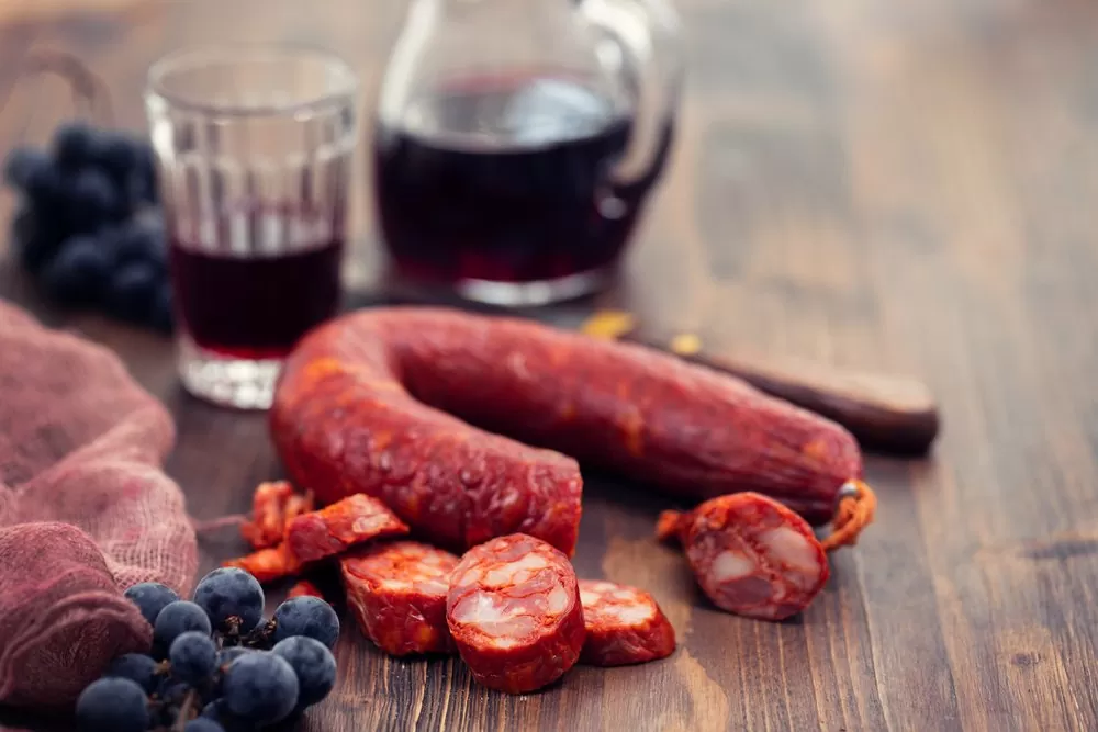 Entrada culinária portuguesa Chouriço assado - Alheiras